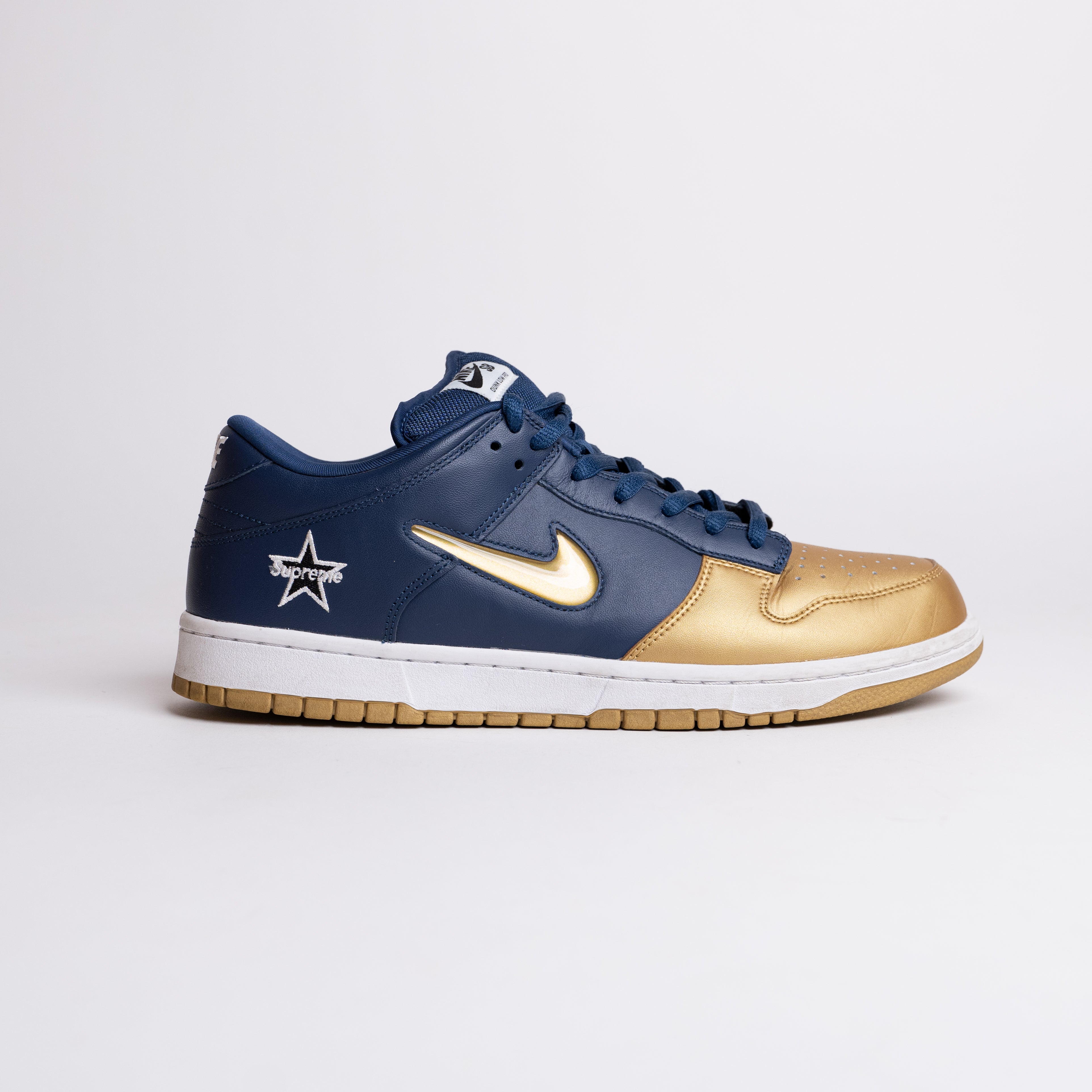 NIKE SB DUNK LOW SUPREME JEWEL SWOOSH GOLD