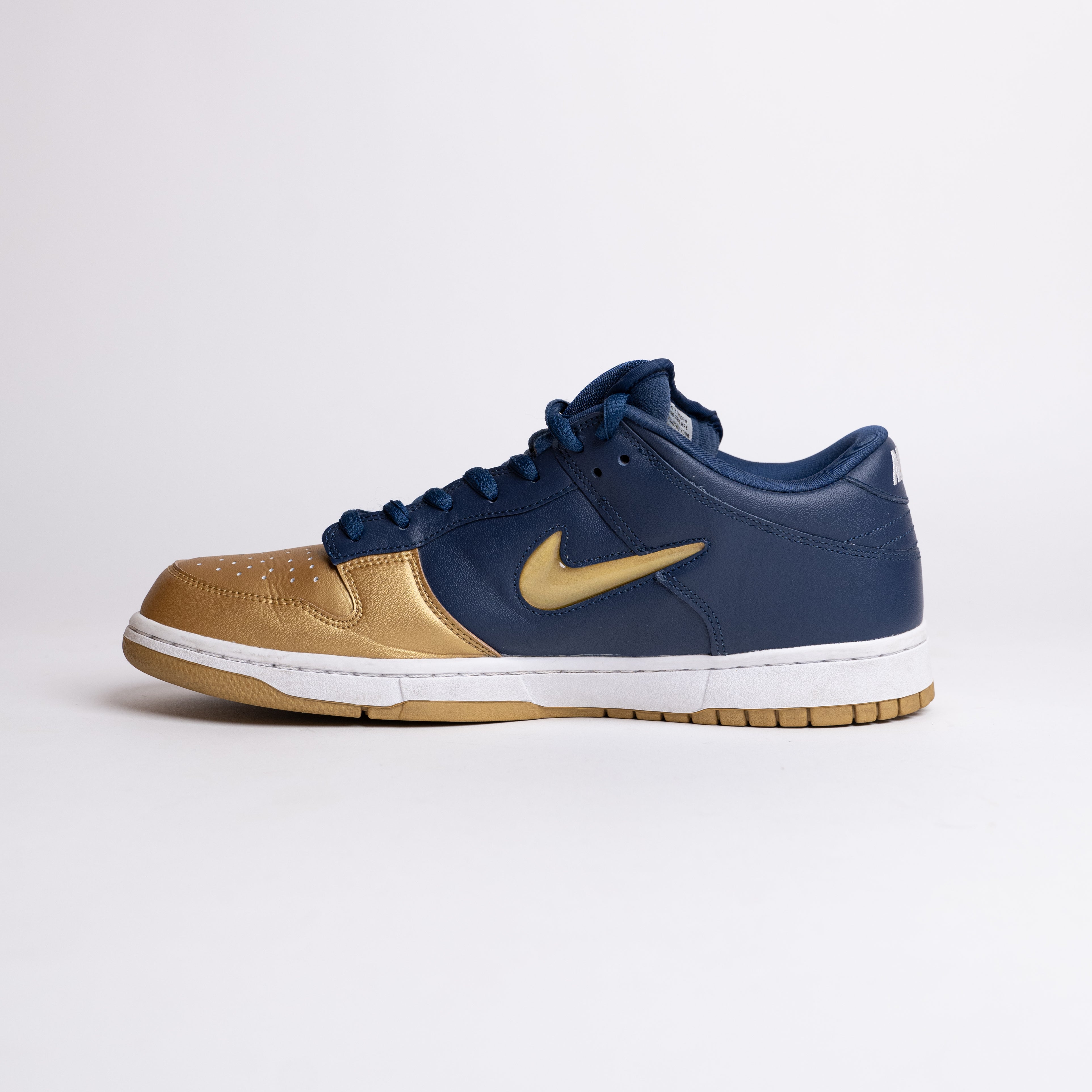 NIKE SB DUNK LOW SUPREME JEWEL SWOOSH GOLD